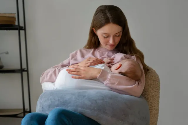 Mère tenant tendrement son nouveau-né