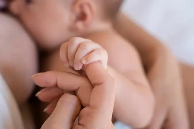 Mère et son nouveau-né pendant la période post-partum